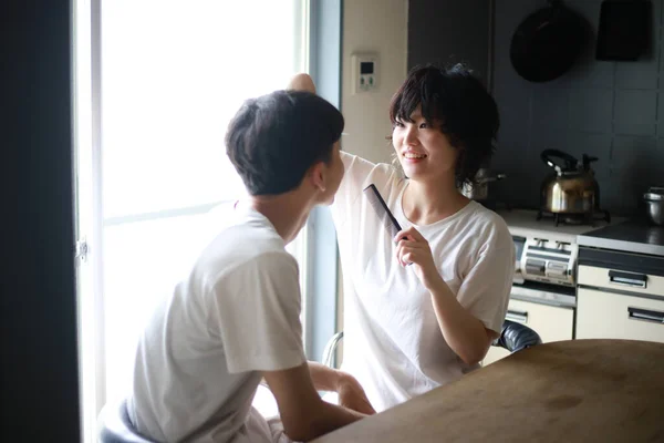 Genç Asyalı Kadın Evde Erkek Arkadaşının Saçını Kesiyor — Stok fotoğraf
