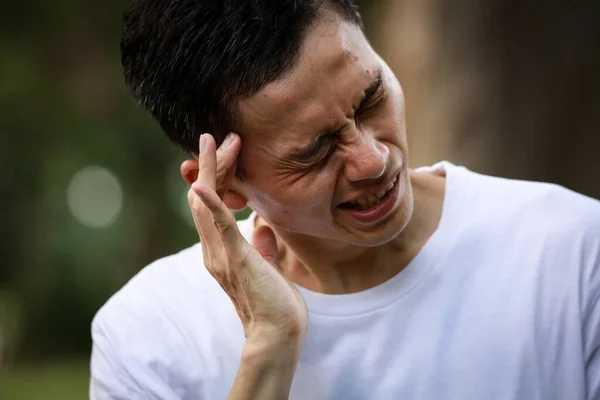 Ung Asiatisk Man Med Huvudvärk — Stockfoto