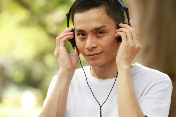 Asiático Homem Ouvindo Música Parque — Fotografia de Stock