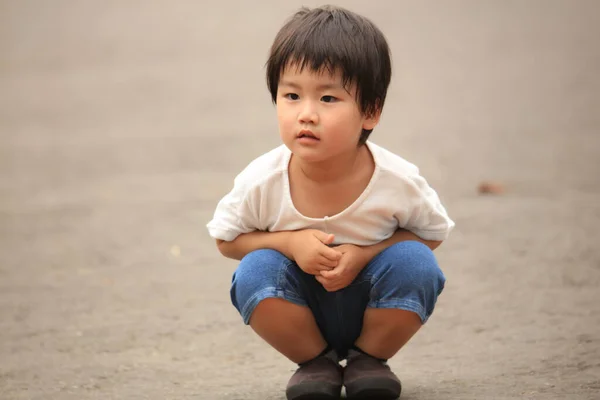 Parkta Hayal Kırıklığına Uğramış Asyalı Çocuk — Stok fotoğraf