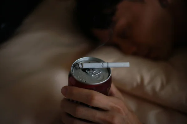 Ασιάτης Κοιμάται Στο Κρεβάτι Καμένο Τσιγάρο — Φωτογραφία Αρχείου