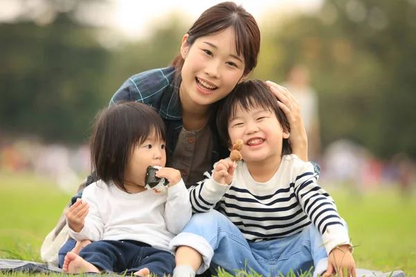 Mutlu aile parkta eğleniyor.