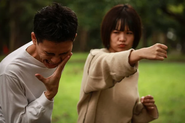 Aziatische Vrouw Vechten Met Man Park — Stockfoto