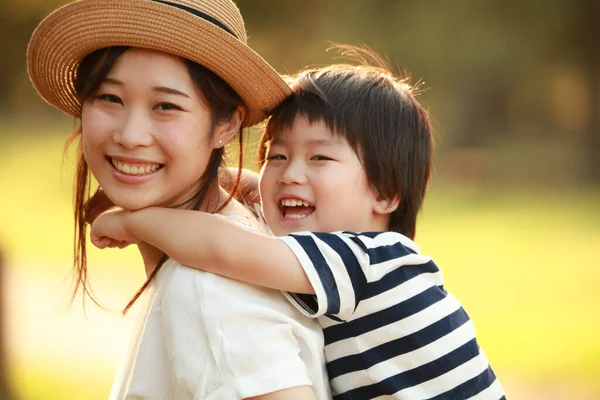 公園にいる幸せな母親と息子は — ストック写真