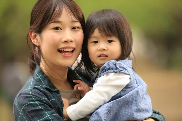 Happy Asian Woman Her Daughter Park — Stock Photo, Image