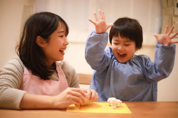 Liten Pojke Och Hans Mamma Leker Med Degen — Stockfoto