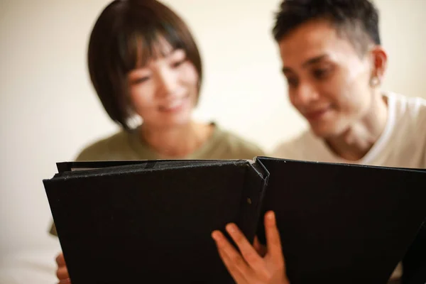 Imagen Una Pareja Viendo Álbum — Foto de Stock