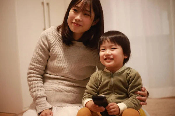 Asiatico Giovane Donna Suo Piccolo Figlio Con Telecomando — Foto Stock