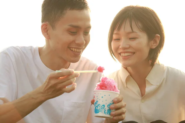 Junges Paar Isst Eis Park — Stockfoto