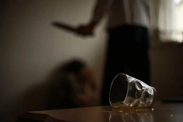 Ποτήρι Αλκοόλ Στο Έδαφος Άντρας Και Γυναίκα Τσακώνονται — Φωτογραφία Αρχείου
