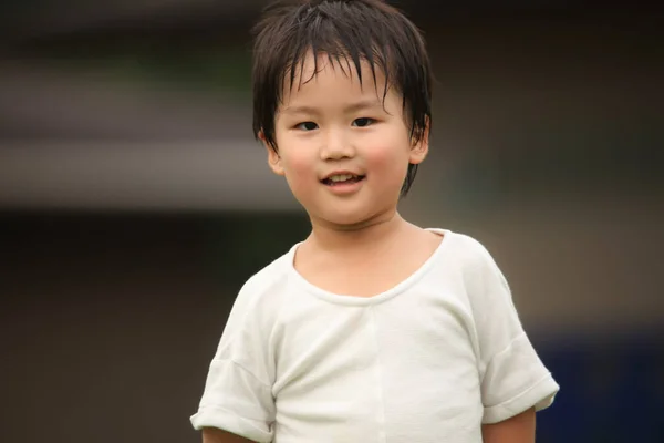 アジア系の少年の肖像画です — ストック写真