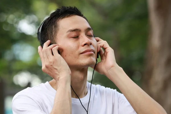 Asiático Hombre Escuchando Música Parque — Foto de Stock