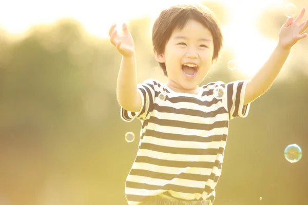 Asiatico Piccolo Bambino Giocare Con Sapone Bolle — Foto Stock