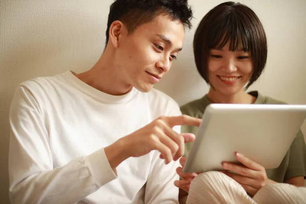 Joven Asiático Pareja Usando Tableta Juntos — Foto de Stock