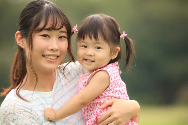 Asian Mother Daughter Park — Stock Photo, Image