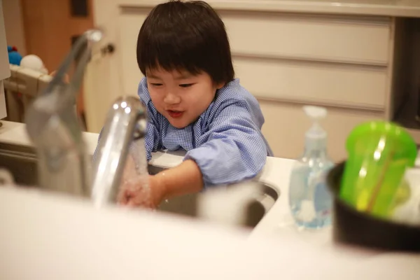 Słodkie Dziecko Chłopiec Myje Jego Ręce — Zdjęcie stockowe