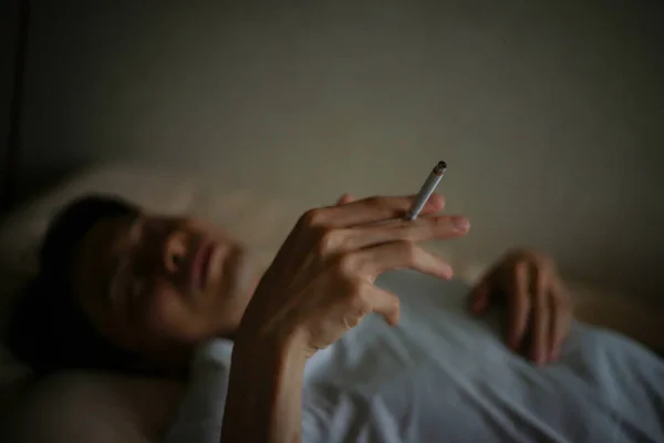 Jonge Aziatische Man Met Sigaret Bed — Stockfoto