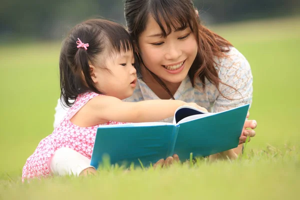 Azjatki Kobieta Jej Córka Czytanie Książki Park — Zdjęcie stockowe