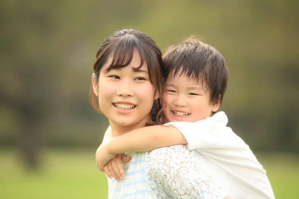 Szczęśliwy Azji Matka Jej Mały Syn Park — Zdjęcie stockowe