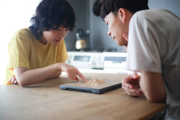 Lycklig Asiatisk Par Spela Bordsspel — Stockfoto