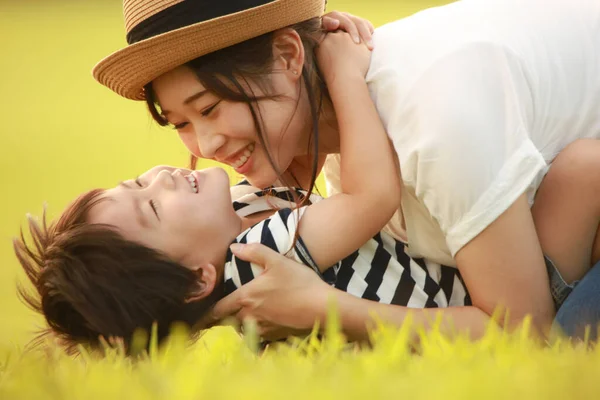 Щаслива Мати Син Грають Траві — стокове фото