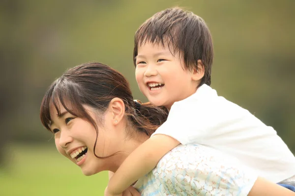 공원에서 아들을 데리고 이시아인 어머니 — 스톡 사진