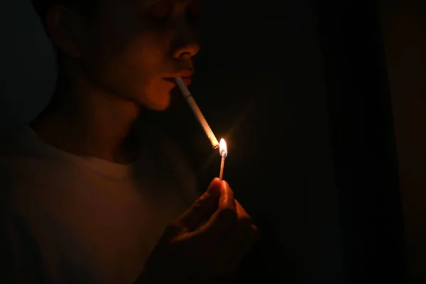 Ένας Νεαρός Ασιάτης Άναψε Τσιγάρο — Φωτογραφία Αρχείου
