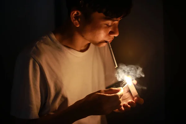 Молодой Азиат Закуривает Сигарету — стоковое фото