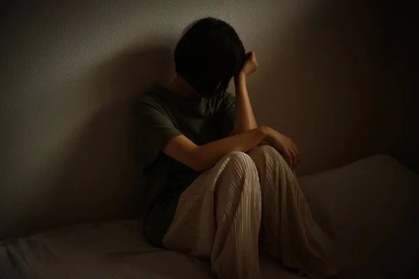 Femeie Tristă Deprimată Care Stă Acasă — Fotografie, imagine de stoc