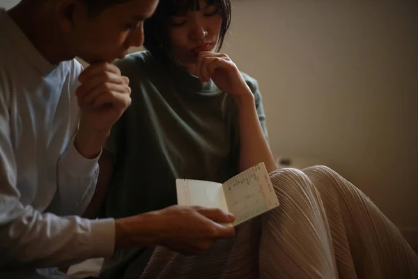 Una Pareja Preocupada Mientras Mira Libreta —  Fotos de Stock