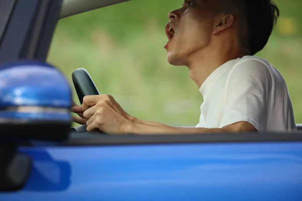 Asijský Člověk Řízení Auto Městě — Stock fotografie