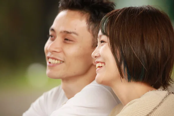 Young Couple Chatting Happily — Stock Photo, Image