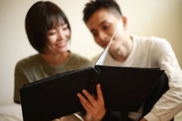 Imagen Una Pareja Viendo Álbum — Foto de Stock