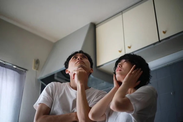 2階の騒音で苦しんでいる若いアジアのカップルは — ストック写真