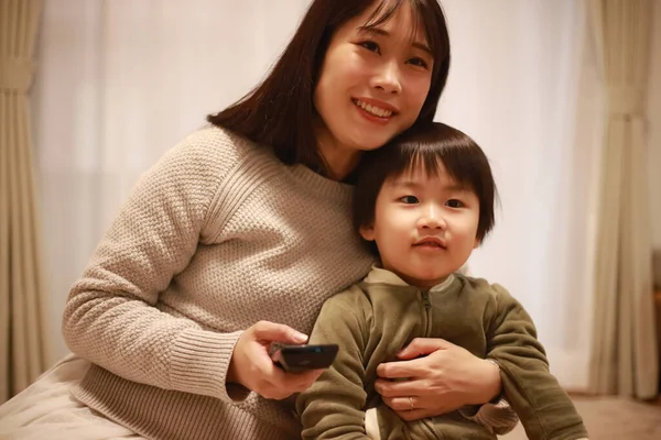Azji Młoda Kobieta Jej Mały Syn Pilotem — Zdjęcie stockowe