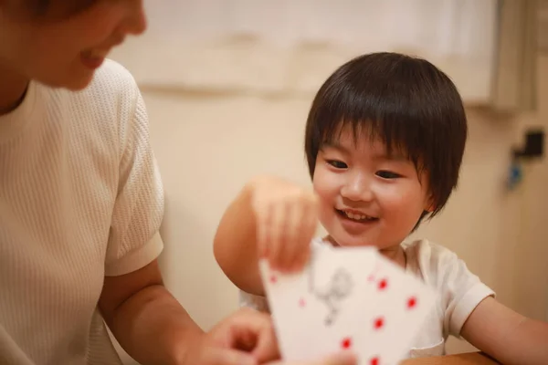 Азіатська Мати Син Грають Карти Разом — стокове фото