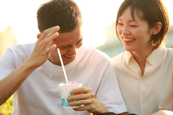 Casal Jovem Comendo Sorvete Parque — Fotografia de Stock