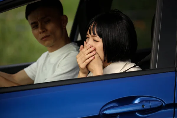 Piękna Młoda Kobieta Płacze Samochodzie — Zdjęcie stockowe