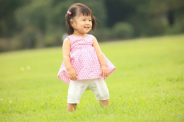 Linda Niña Jugando Parque — Foto de Stock