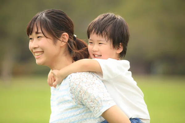 Heureux Asiatique Mère Avec Son Petit Fils Dans Parc — Photo