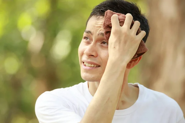 Stressad Asiatisk Man Svett Med Handduk — Stockfoto
