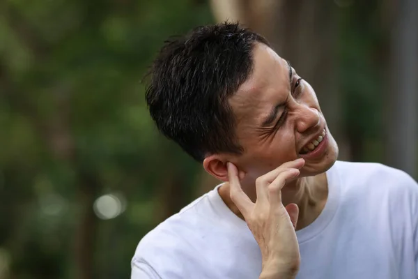 Närbild Stilig Asiatisk Man Med Ansiktsuttryck — Stockfoto