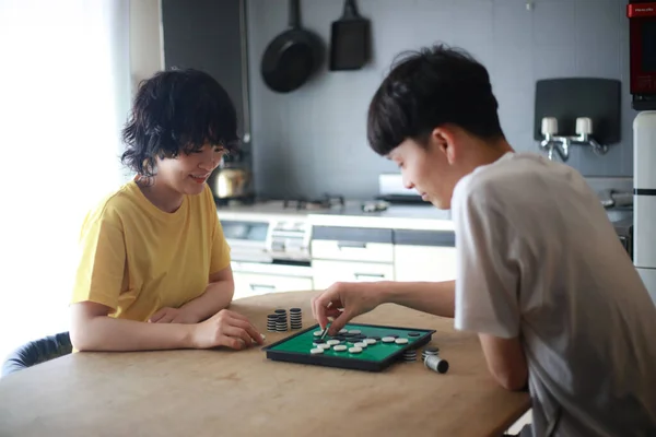 Lyckliga Asiatiska Par Spelar Bordsspel — Stockfoto