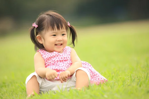 Мила Маленька Дівчинка Грає Парку — стокове фото