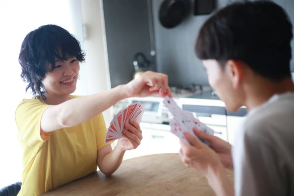 Glücklich Asiatische Paar Karten Spielen Hause — Stockfoto