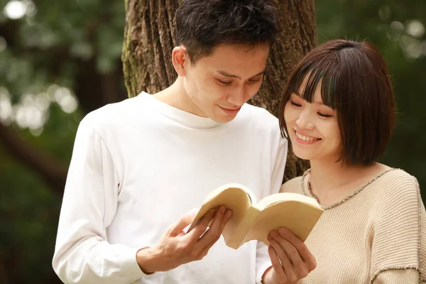 Pareja Joven Leyendo Libro Aire Libre — Foto de Stock