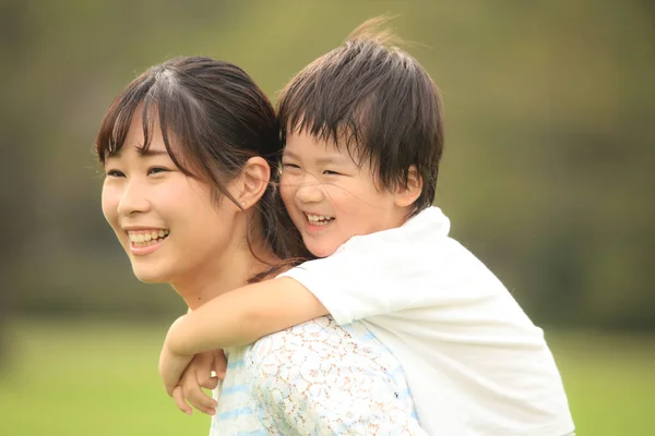 公園で息子と幸せなアジア系の母親 — ストック写真