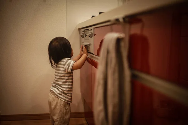 Маленька Дівчинка Грає Газовою Плитою — стокове фото