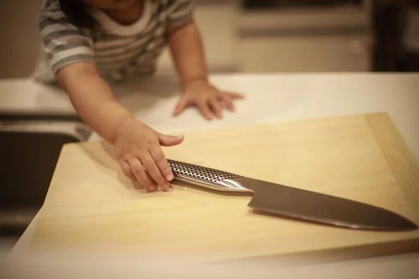 Asiatice Fetiță Ajunge Pentru Cuțit Bucătărie — Fotografie, imagine de stoc