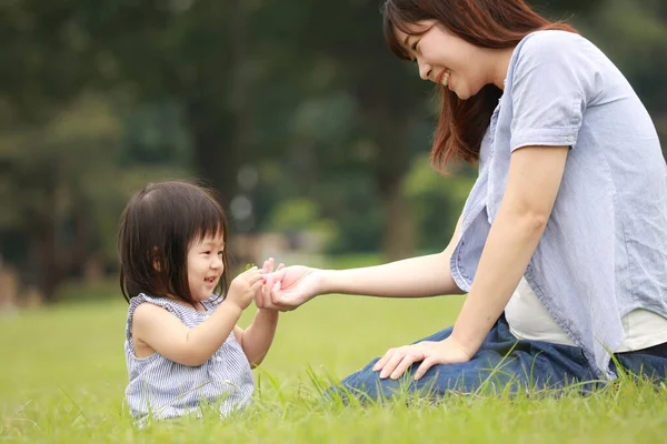 Anne ve kızı parkta oynuyorlar.